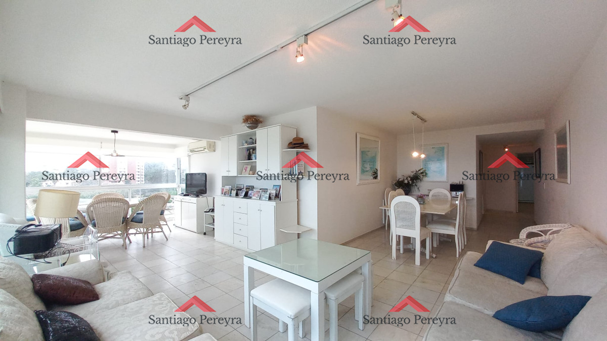 Apartamento ID.17026 - Departamento de 3 dormitorios + dependencia en venta, Playa Mansa. Torre Jefferson,.