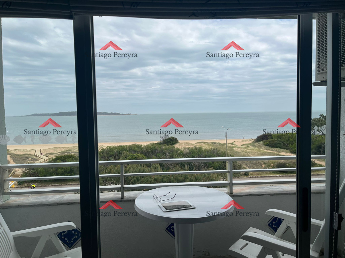 Apartamento ID.15084 - Apartamento de 2 dormitorios con vista frente al mar en edificio Samambai, Playa Mansa , Punta del ese 