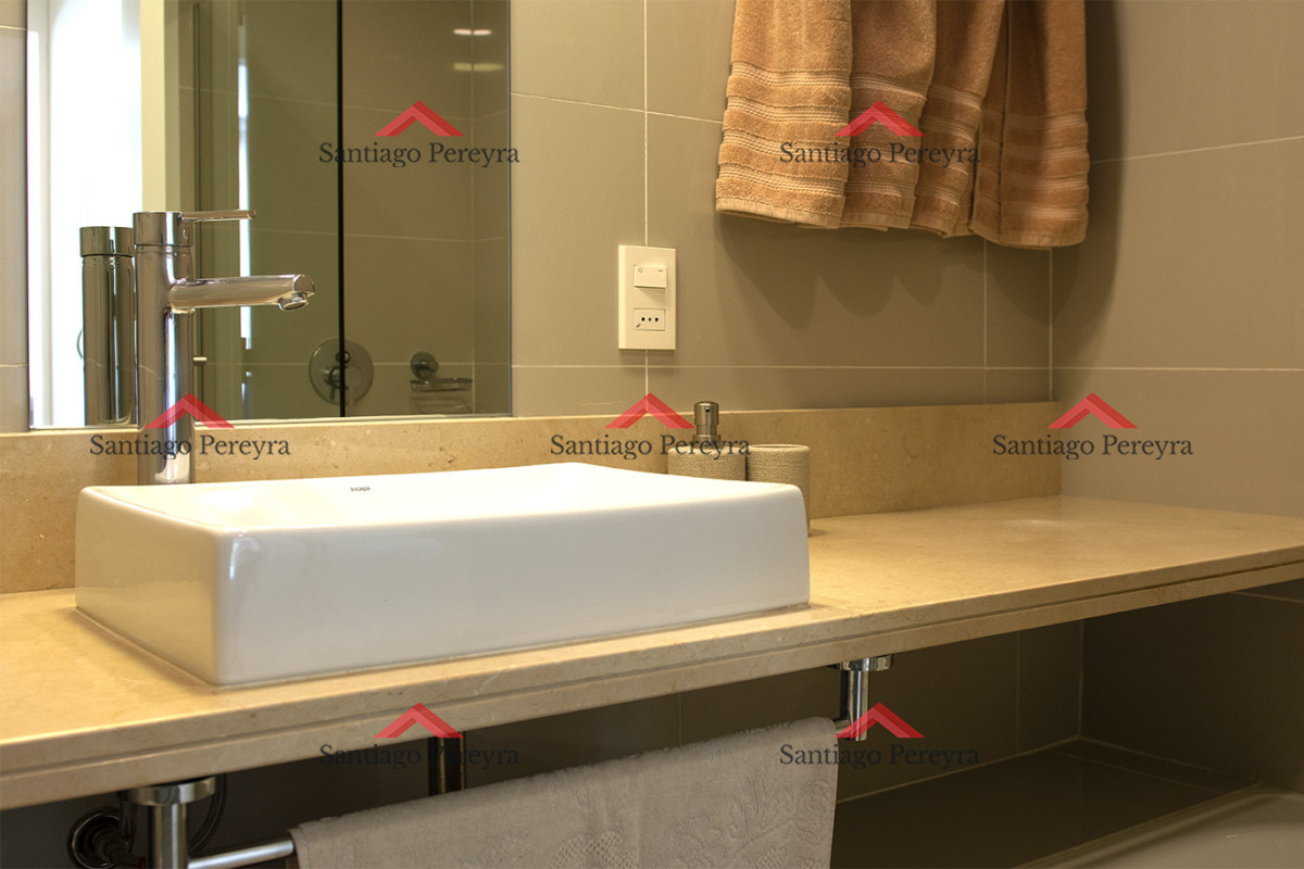 Apartamento ID.16988 - Apartamento en Venta de 2 dormitorios en Punta del Este Sobre Roosevelt