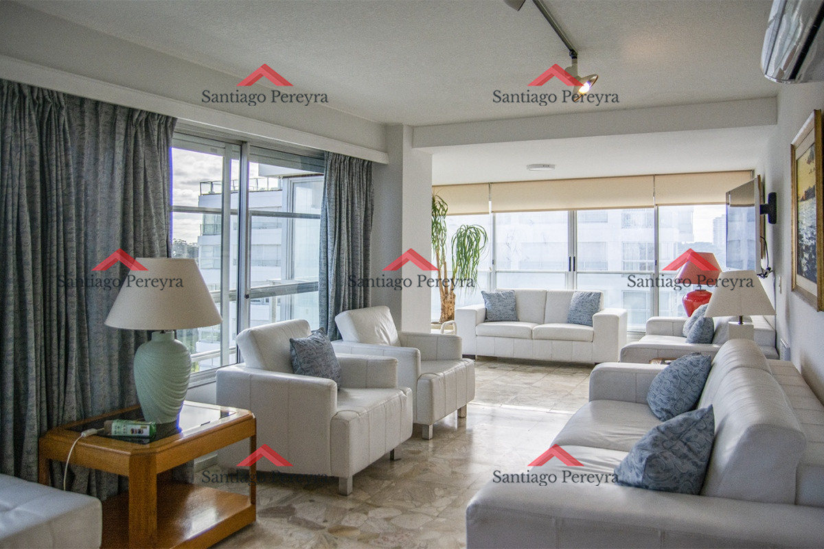 Apartamento ID.14359 - Se vende Hermoso Penthouse frente al mar de 3 dormitorios con barbacoa, Playa Mansa, Punta del Este