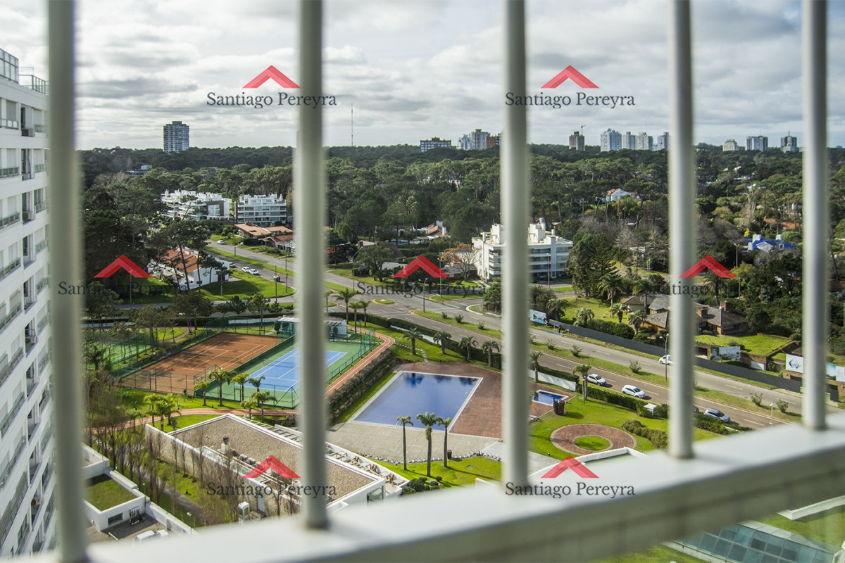 Apartamento ID.14359 - Se vende Hermoso Penthouse frente al mar de 3 dormitorios con barbacoa, Playa Mansa, Punta del Este