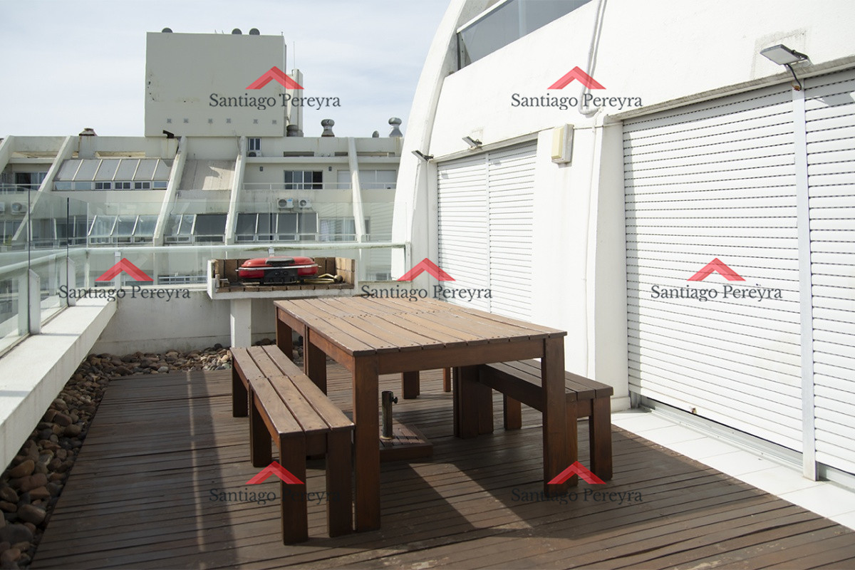 Apartamento ID.16561 - Espectacular Penthouse en venta a pasos del mar. 3 dormitorios + dependencia. Playa Brava.