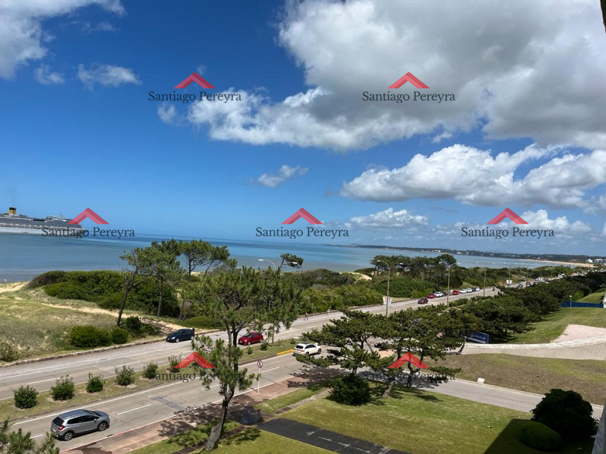 Apartamento ID.15084 - Apartamento de 2 dormitorios con vista frente al mar en edificio Samambai, Playa Mansa , Punta del ese 
