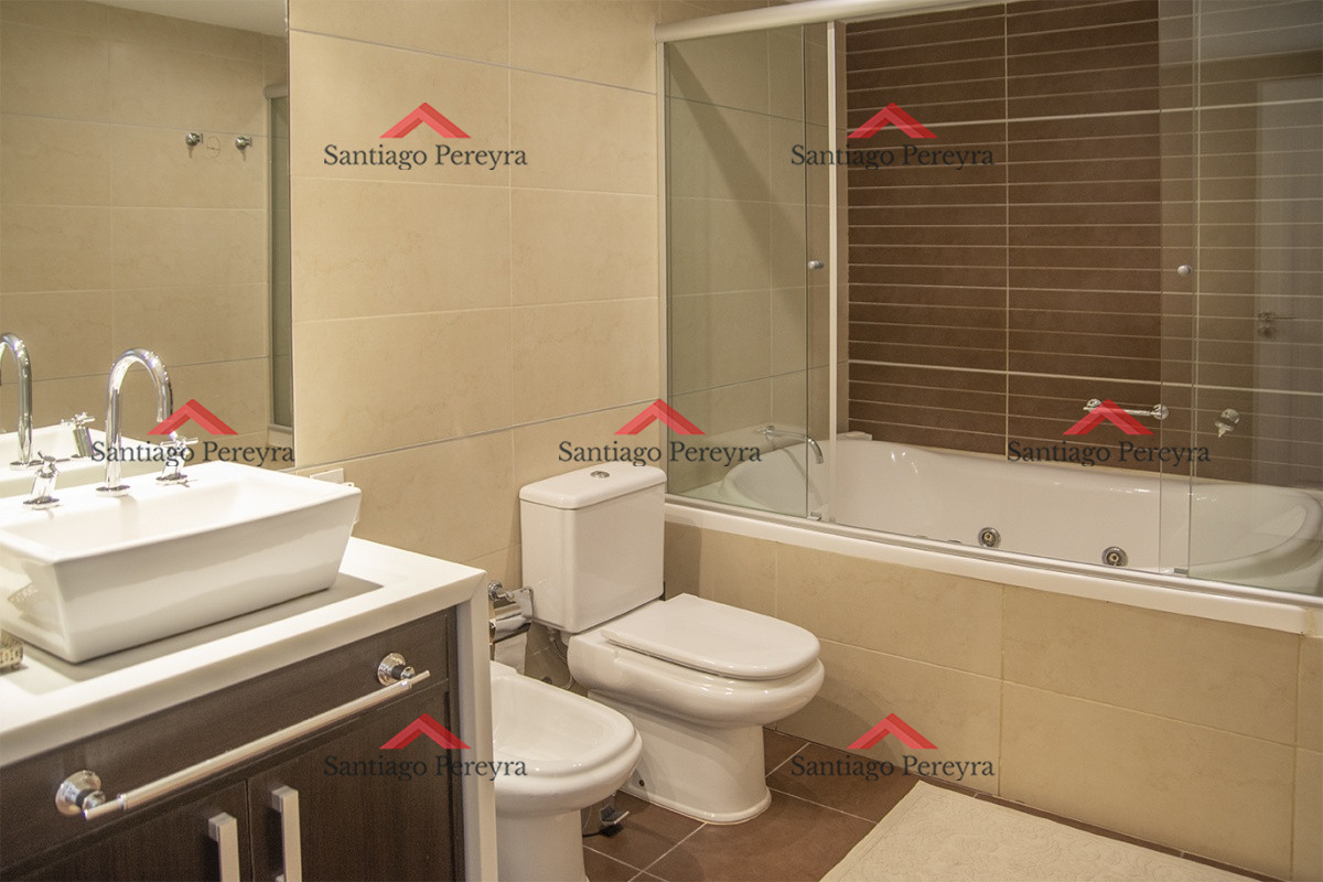 Apartamento ID.14060 - Vende apartamento de 3 dormitorios en Torre Imperiale I, Frente al mar, Punta del Este 