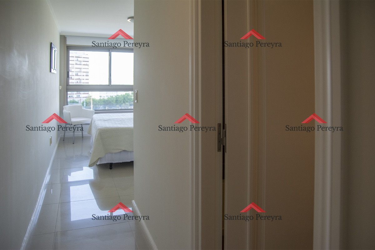 Apartamento ID.14060 - Vende apartamento de 3 dormitorios en Torre Imperiale I, Frente al mar, Punta del Este 