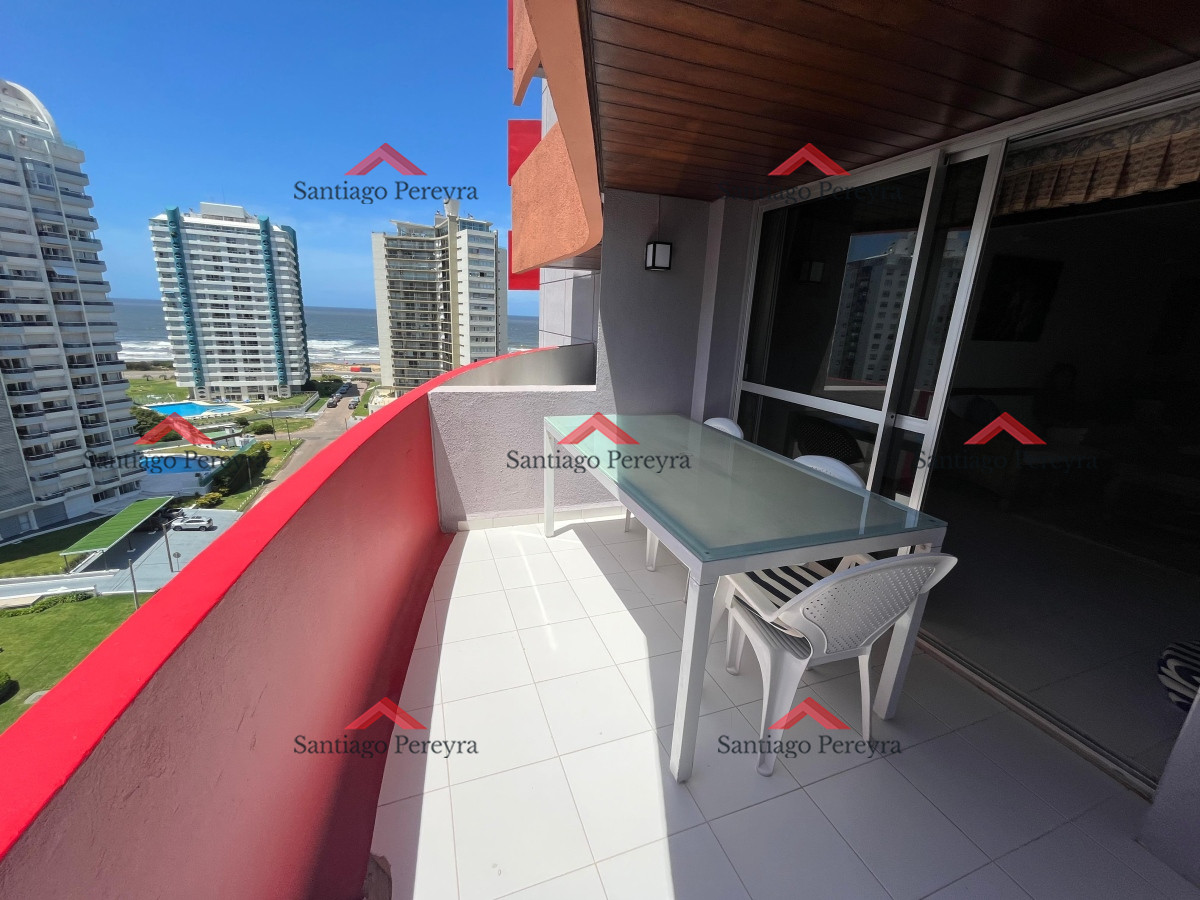 Apartamento ID.14824 - Oportunidad. Vende apartamento de 2 dormitorios con amplia planta en Punta del Este