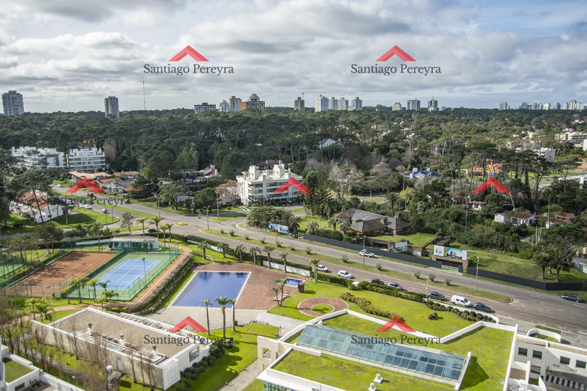 Apartamento ID.14359 - Se vende Hermoso Penthouse frente al mar de 3 dormitorios con barbacoa, Playa Mansa, Punta del Este