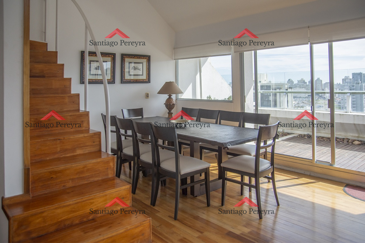 Apartamento ID.16561 - Espectacular Penthouse en venta a pasos del mar. 3 dormitorios + dependencia. Playa Brava.