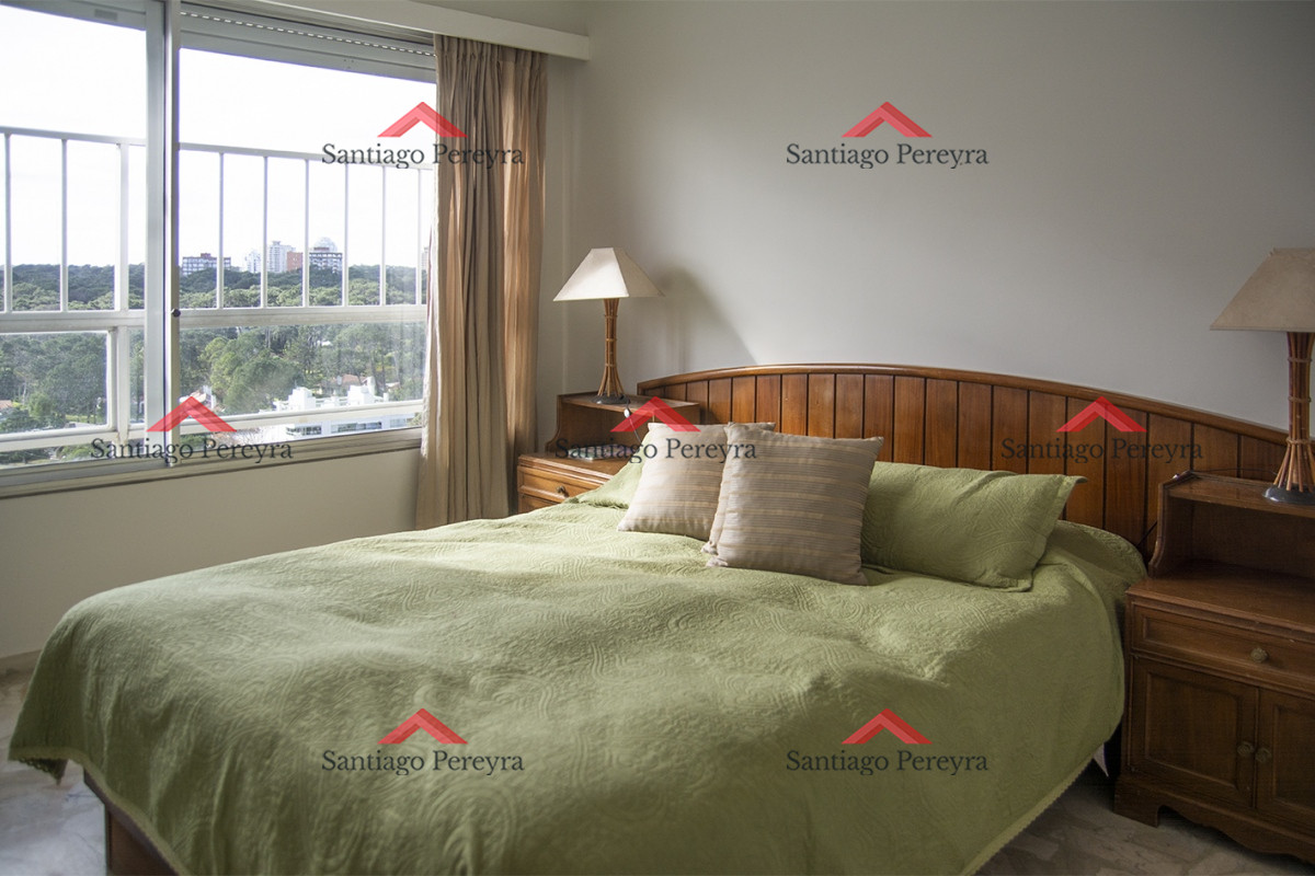 Apartamento ID.14359 - Se vende Hermoso Penthouse frente al mar de 3 dormitorios con barbacoa, Playa Mansa, Punta del Este