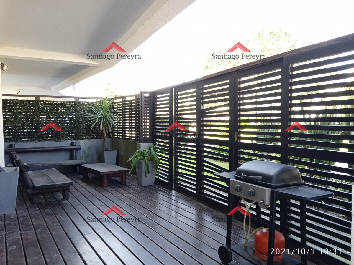 Apartamento ID.8018 - Se Vende Apartamento 2 dormitorios con patio exclusivo. Frente al mar 