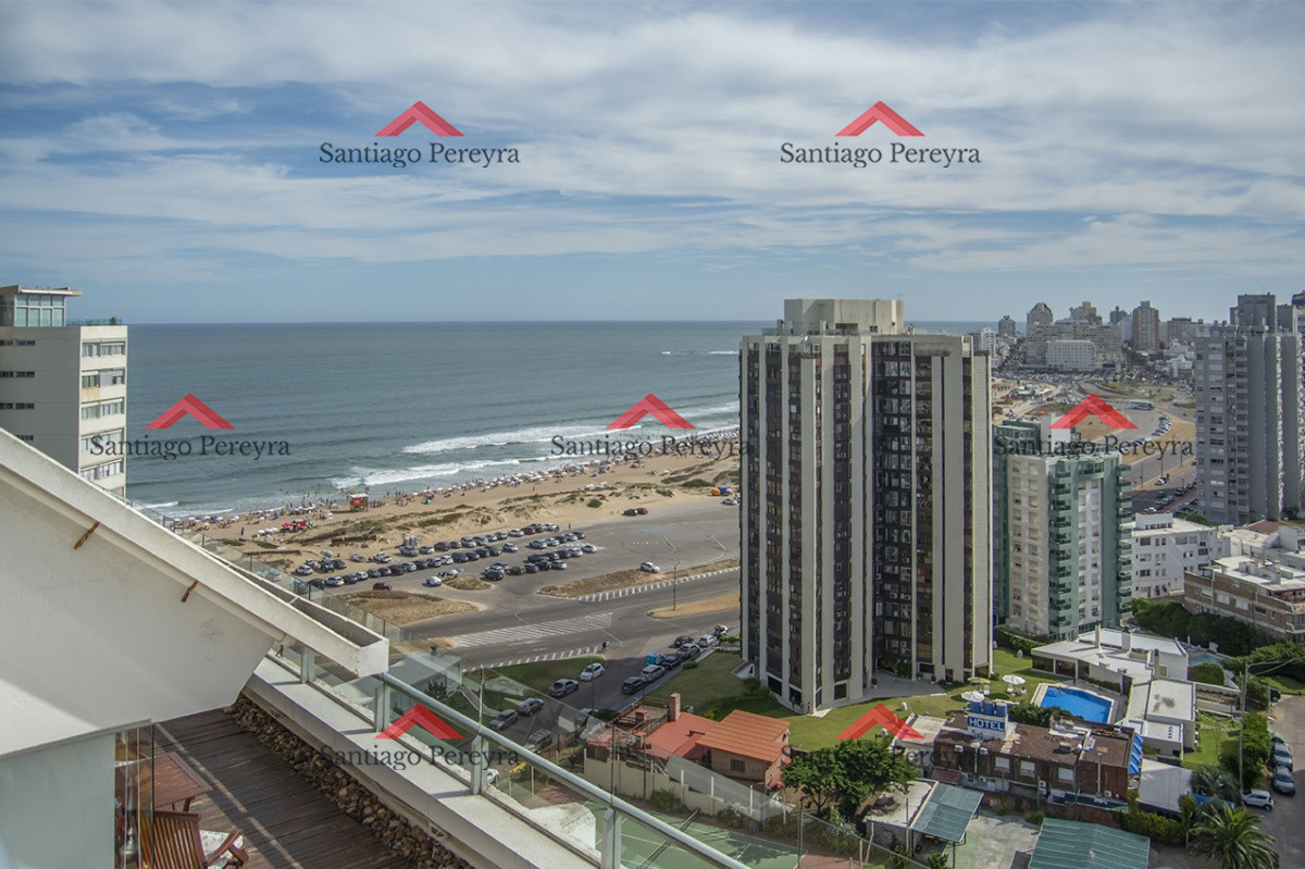 Apartamento ID.16561 - Espectacular Penthouse en venta a pasos del mar. 3 dormitorios + dependencia. Playa Brava.