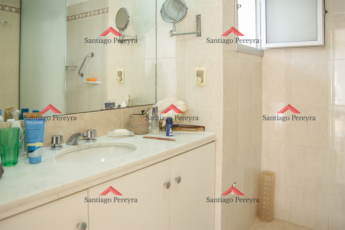 Apartamento ID.16561 - Espectacular Penthouse en venta a pasos del mar. 3 dormitorios + dependencia. Playa Brava.
