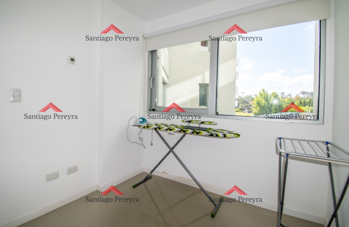 Apartamento ID.16383 - Vende apartamento de 3 dormitorios, con vista al mar desde su balcon con parrilla, en Mansa Punta del Este.