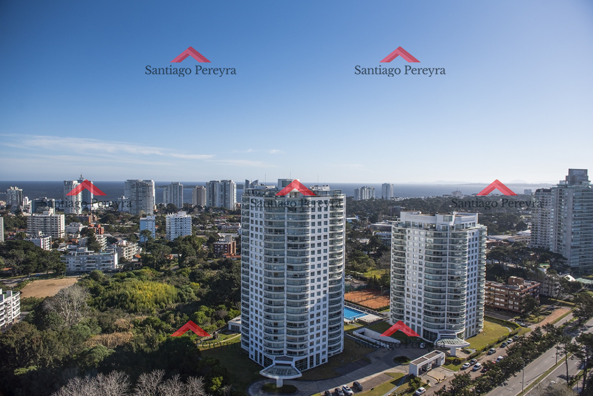 Apartamento ID.16241 - Vende departamento de 3 suites en Punta del Este.