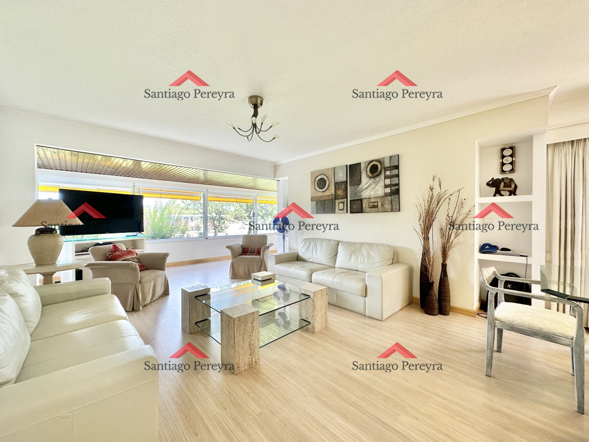 Apartamento ID.15728 - Vende Apartamento en Mansa - Punta del Este de 3 dormitorios, con Balcon.