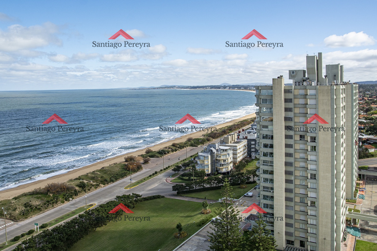 Apartamento ID.14359 - Se vende Hermoso Penthouse frente al mar de 3 dormitorios con barbacoa, Playa Mansa, Punta del Este