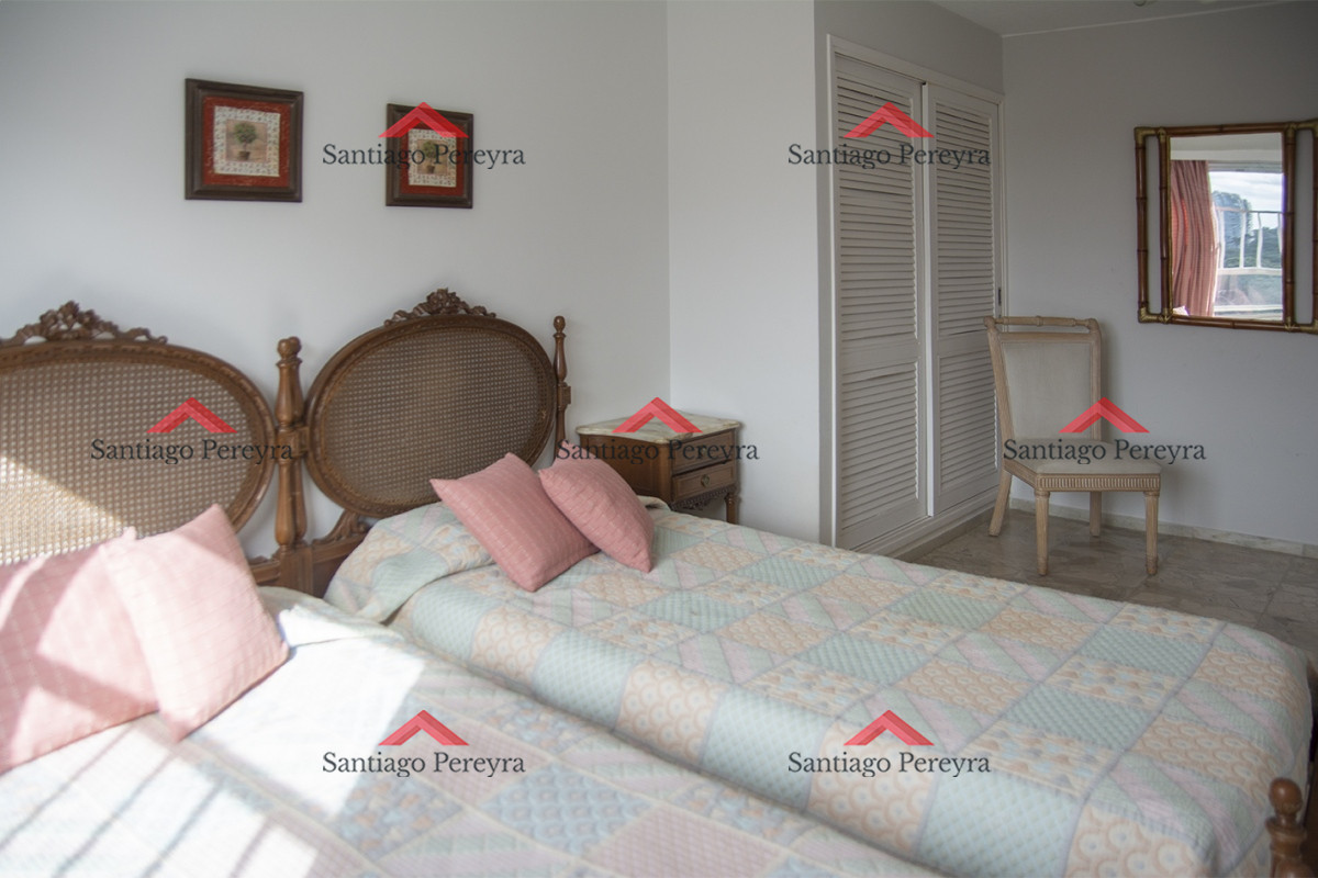 Apartamento ID.14359 - Se vende Hermoso Penthouse frente al mar de 3 dormitorios con barbacoa, Playa Mansa, Punta del Este