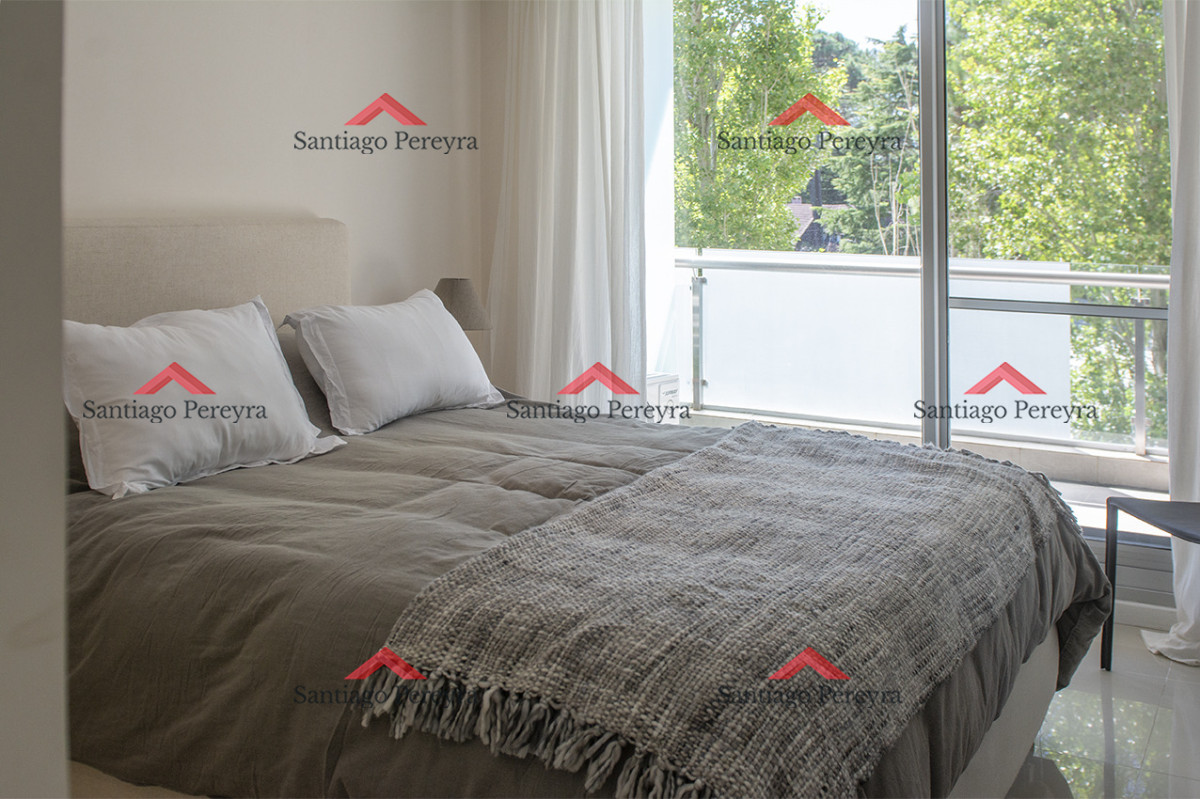 Apartamento ID.16988 - Apartamento en Venta de 2 dormitorios en Punta del Este Sobre Roosevelt
