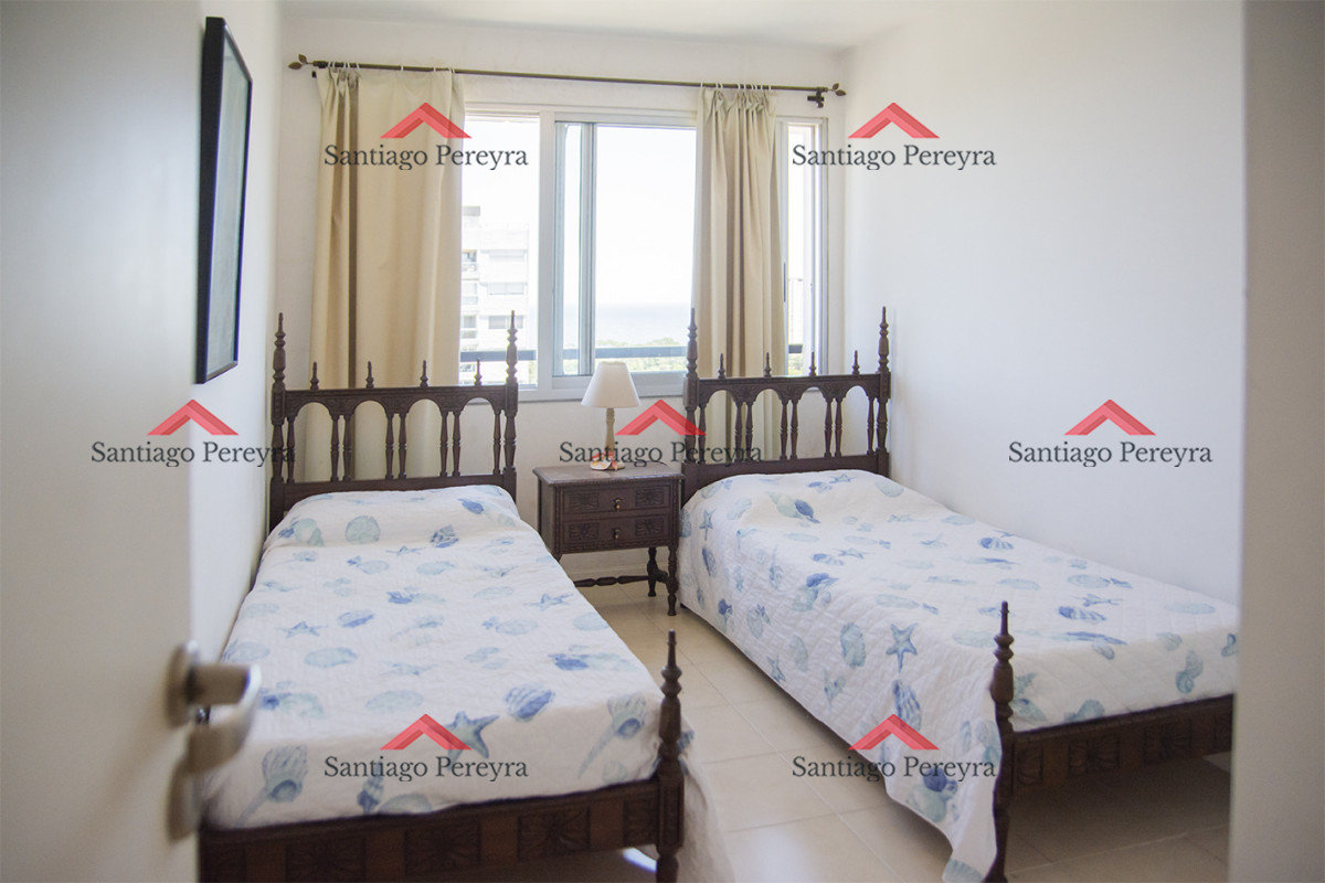 Apartamento ID.16867 - Vende apto de 2 dormitorios con vista al mar en Punta del este