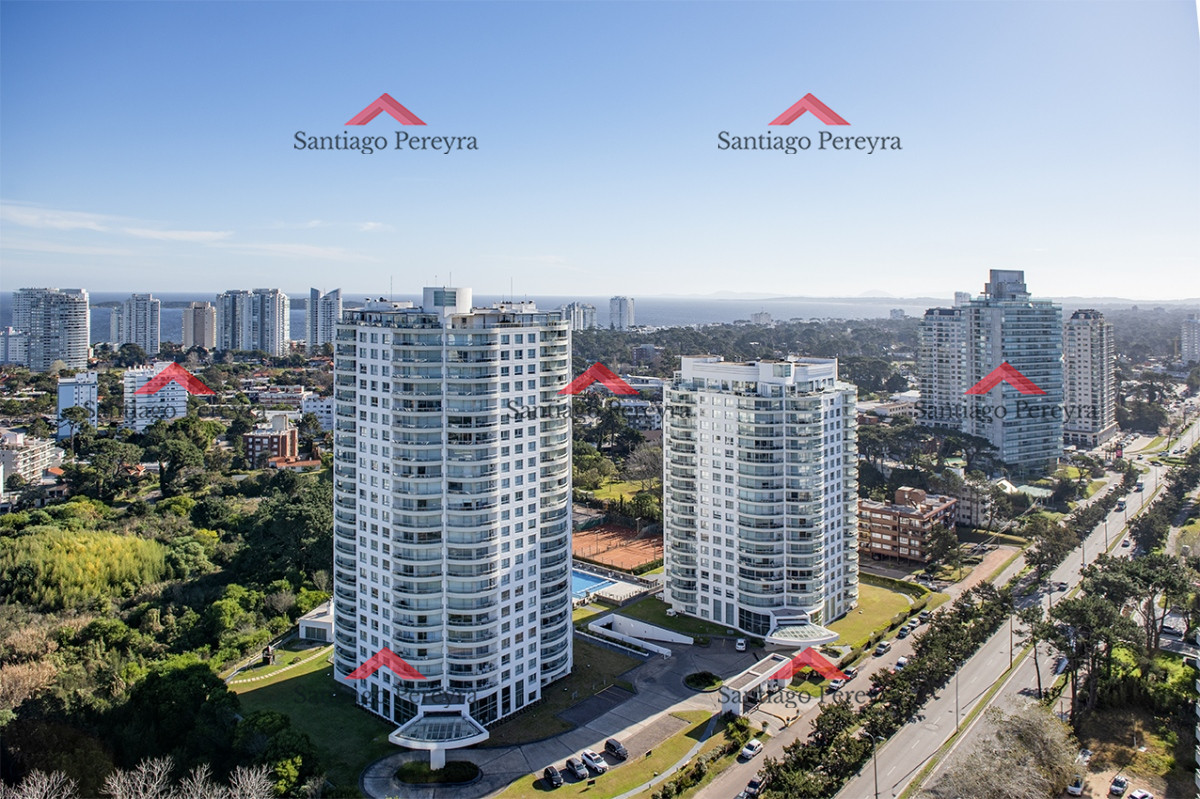 Apartamento ID.16241 - Vende departamento de 3 suites en Punta del Este.