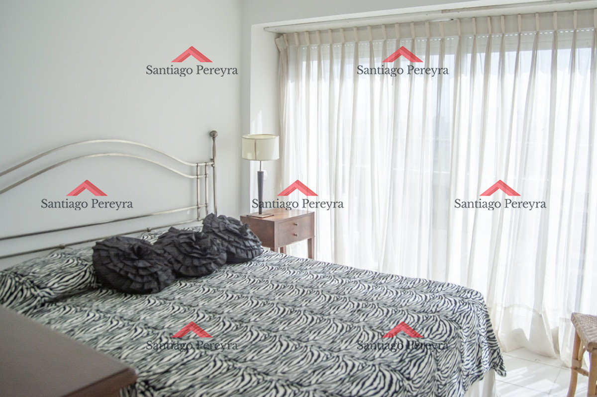 Apartamento ID.16561 - Espectacular Penthouse en venta a pasos del mar. 3 dormitorios + dependencia. Playa Brava.