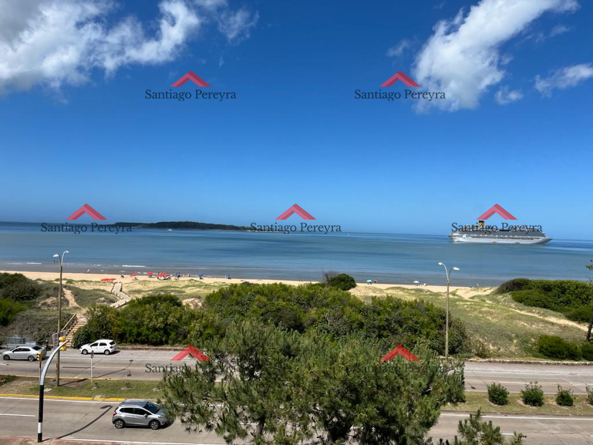 Apartamento ID.15084 - Apartamento de 2 dormitorios con vista frente al mar en edificio Samambai, Playa Mansa , Punta del ese 