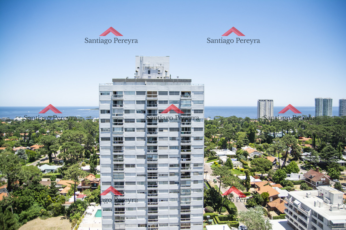 Apartamento ID.16867 - Vende apto de 2 dormitorios con vista al mar en Punta del este