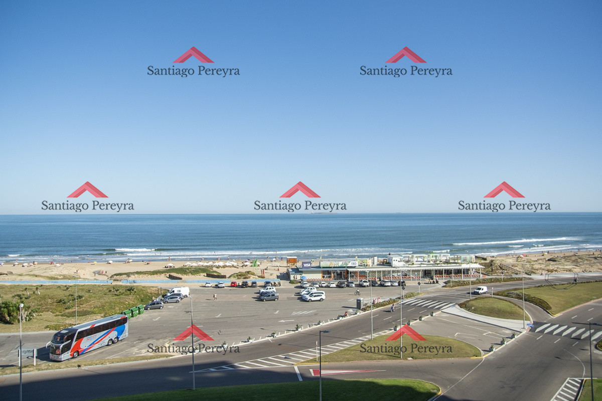 Apartamento ID.14060 - Vende apartamento de 3 dormitorios en Torre Imperiale I, Frente al mar, Punta del Este 