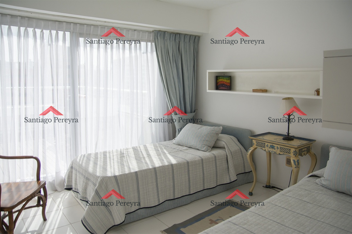 Apartamento ID.16561 - Espectacular Penthouse en venta a pasos del mar. 3 dormitorios + dependencia. Playa Brava.