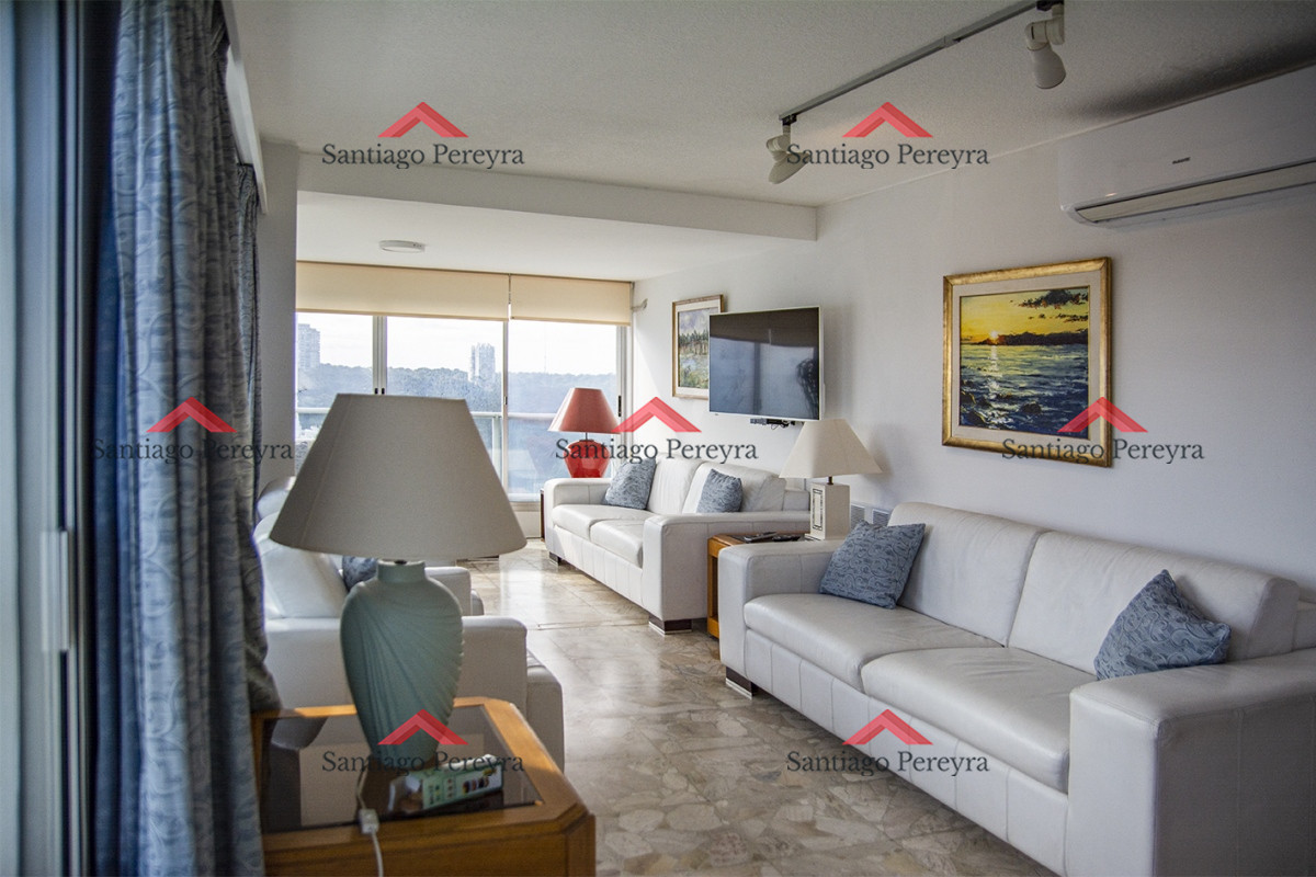 Apartamento ID.14359 - Se vende Hermoso Penthouse frente al mar de 3 dormitorios con barbacoa, Playa Mansa, Punta del Este