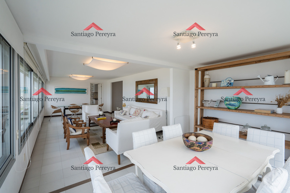 Apartamento ID.16497 - Apartamento en Venta de 3 dormitorios Frente al Mar en Playa Brava , Punta del este 