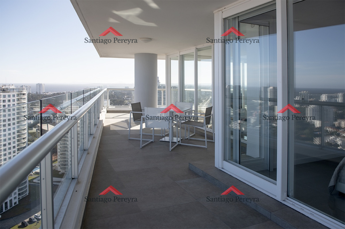 Apartamento ID.16241 - Vende departamento de 3 suites en Punta del Este.