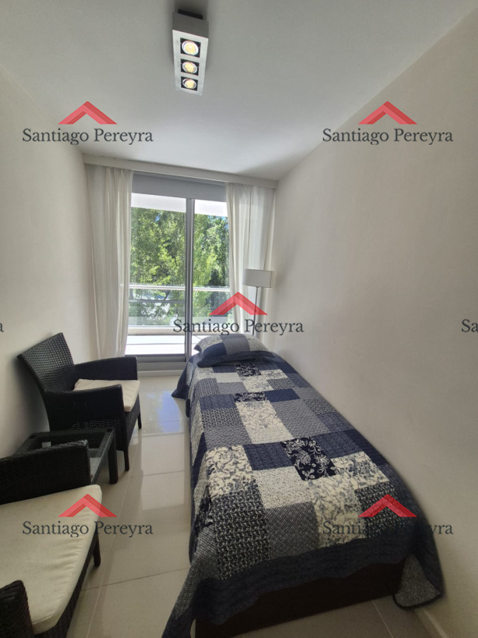 Apartamento ID.16988 - Apartamento en Venta de 2 dormitorios en Punta del Este Sobre Roosevelt