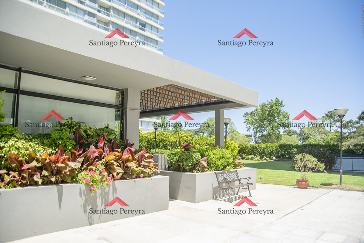 Apartamento ID.16867 - Vende apto de 2 dormitorios con vista al mar en Punta del este