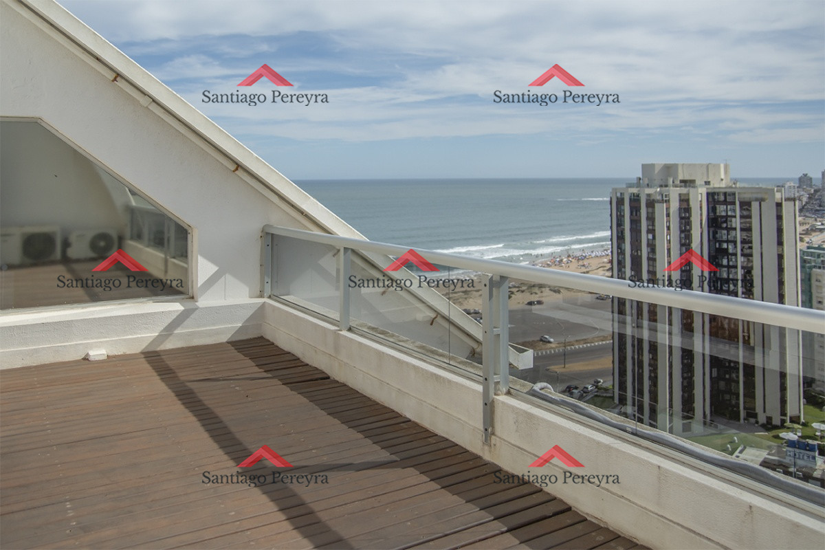 Apartamento ID.16561 - Espectacular Penthouse en venta a pasos del mar. 3 dormitorios + dependencia. Playa Brava.