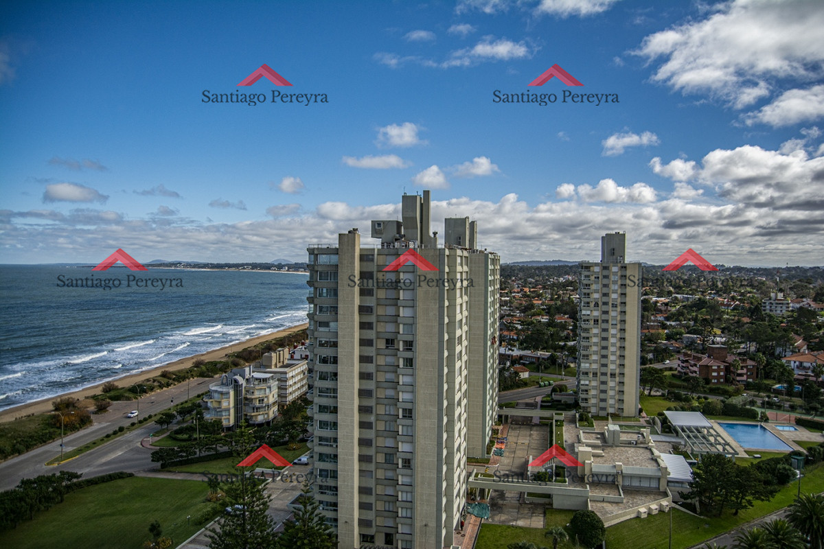 Apartamento ID.14359 - Se vende Hermoso Penthouse frente al mar de 3 dormitorios con barbacoa, Playa Mansa, Punta del Este