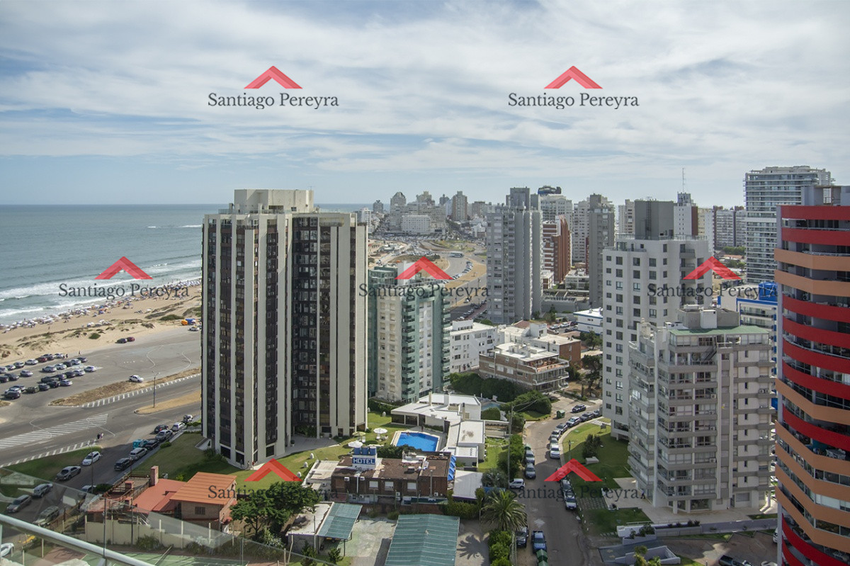 Apartamento ID.16561 - Espectacular Penthouse en venta a pasos del mar. 3 dormitorios + dependencia. Playa Brava.