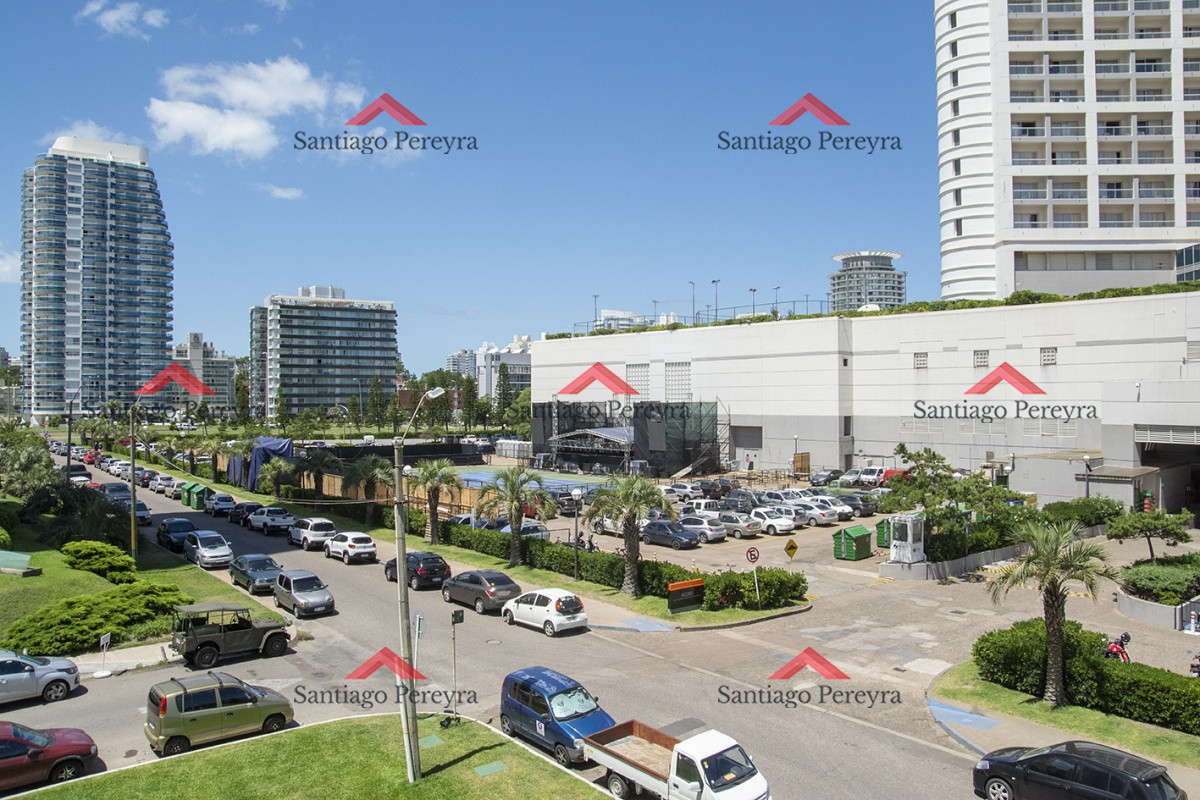 Apartamento ID.12946 - Frente al mar, en excelente ubicación frente a Enjoy, a 50 metros caminando de Playa Mansa. 1 dormitorios con excelente equipamiento.