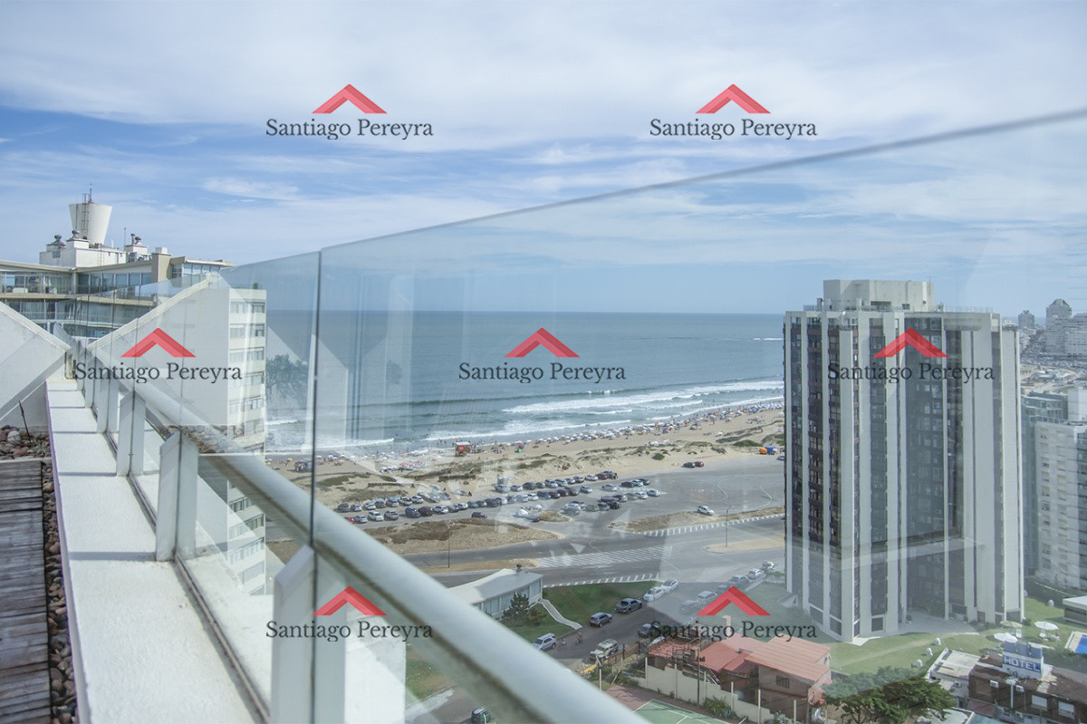 Apartamento ID.16561 - Espectacular Penthouse en venta a pasos del mar. 3 dormitorios + dependencia. Playa Brava.