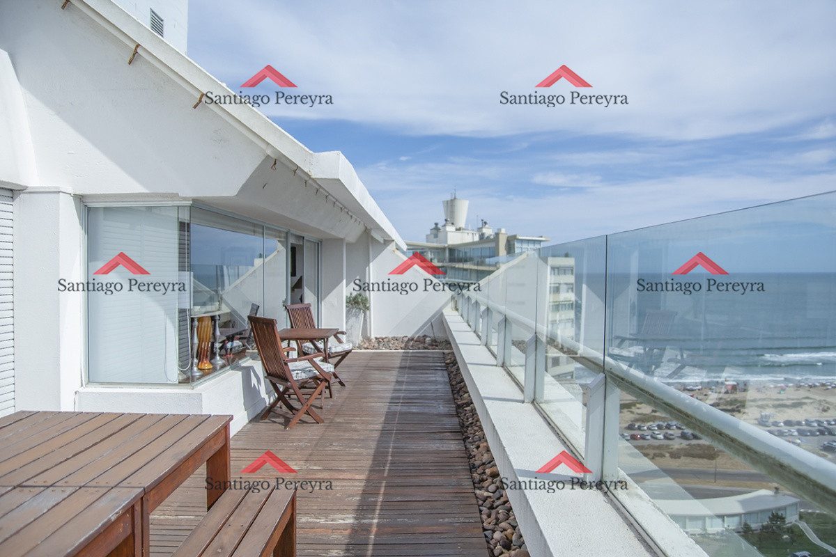 Apartamento ID.16561 - Espectacular Penthouse en venta a pasos del mar. 3 dormitorios + dependencia. Playa Brava.