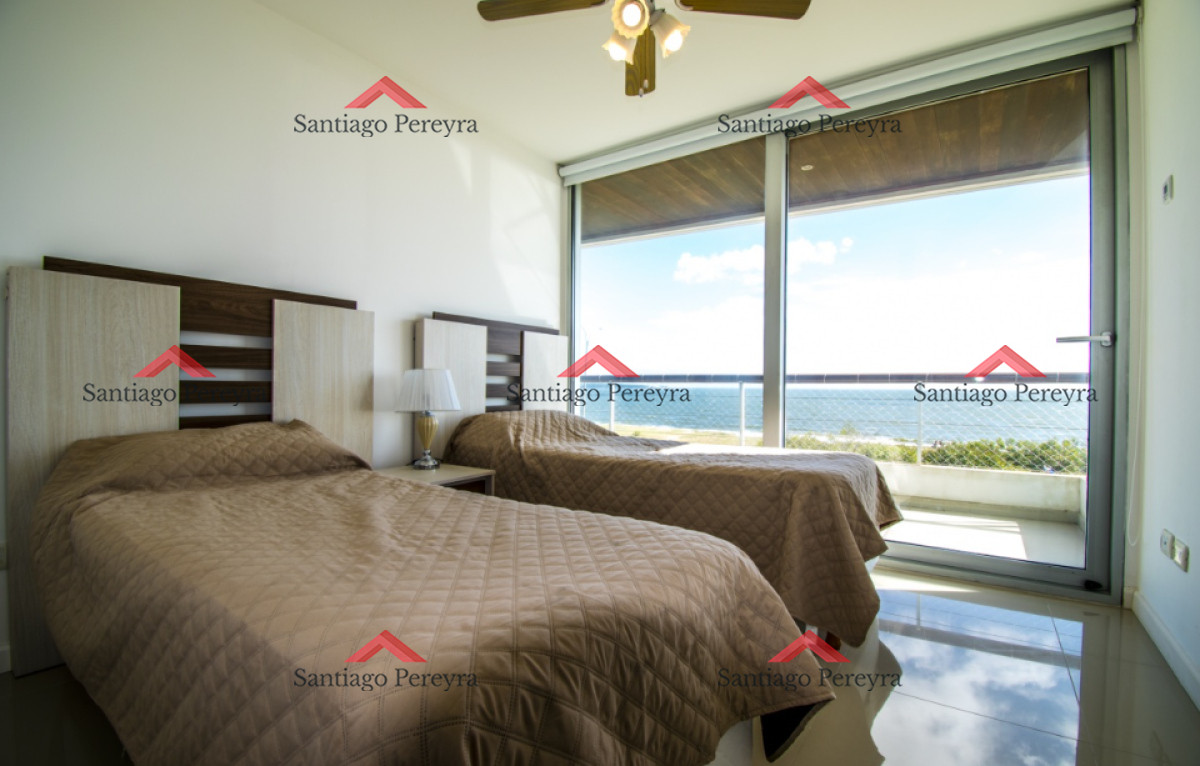 Apartamento ID.16383 - Vende apartamento de 3 dormitorios, con vista al mar desde su balcon con parrilla, en Mansa Punta del Este.