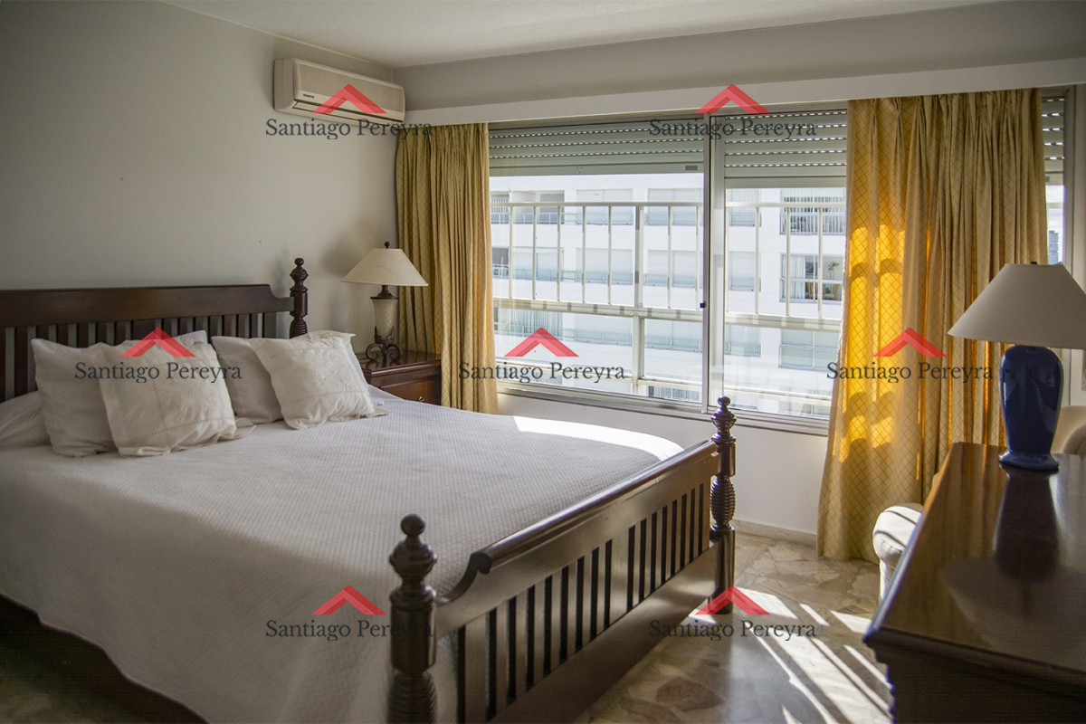 Apartamento ID.14359 - Se vende Hermoso Penthouse frente al mar de 3 dormitorios con barbacoa, Playa Mansa, Punta del Este