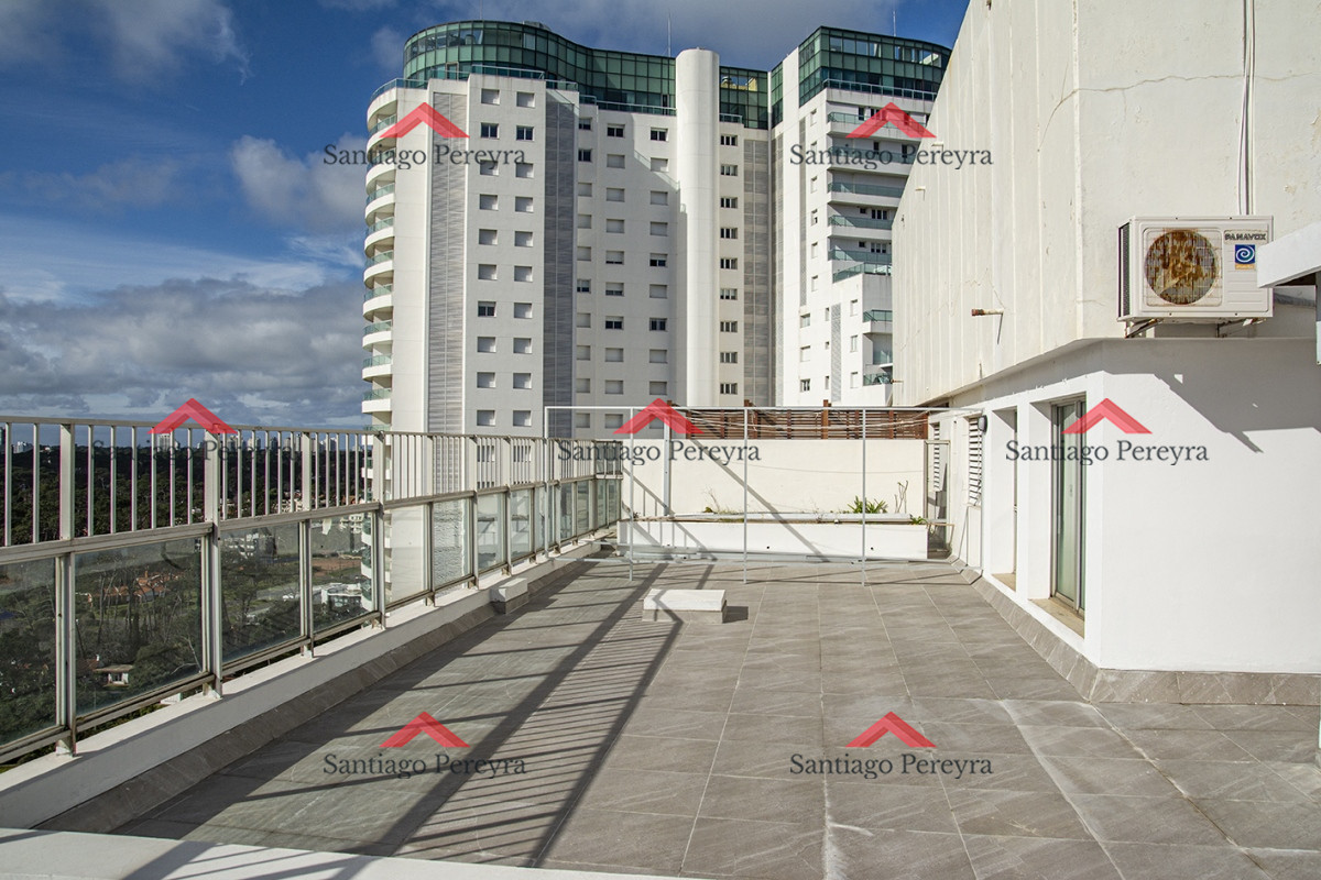 Apartamento ID.14359 - Se vende Hermoso Penthouse frente al mar de 3 dormitorios con barbacoa, Playa Mansa, Punta del Este