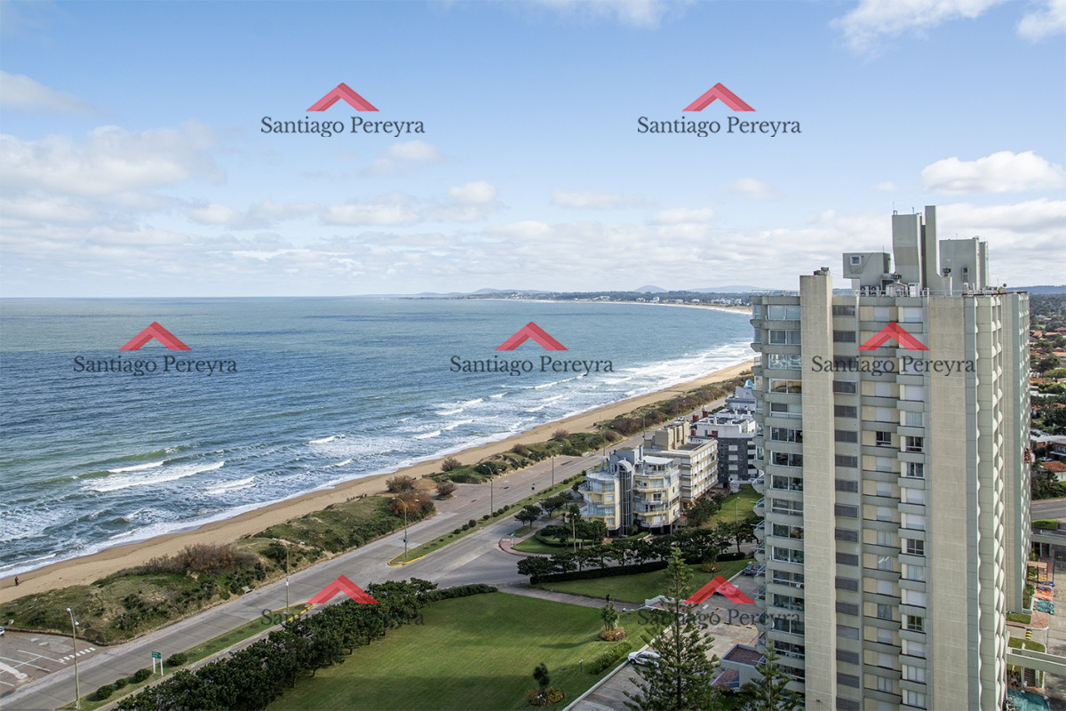 Apartamento ID.14359 - Se vende Hermoso Penthouse frente al mar de 3 dormitorios con barbacoa, Playa Mansa, Punta del Este