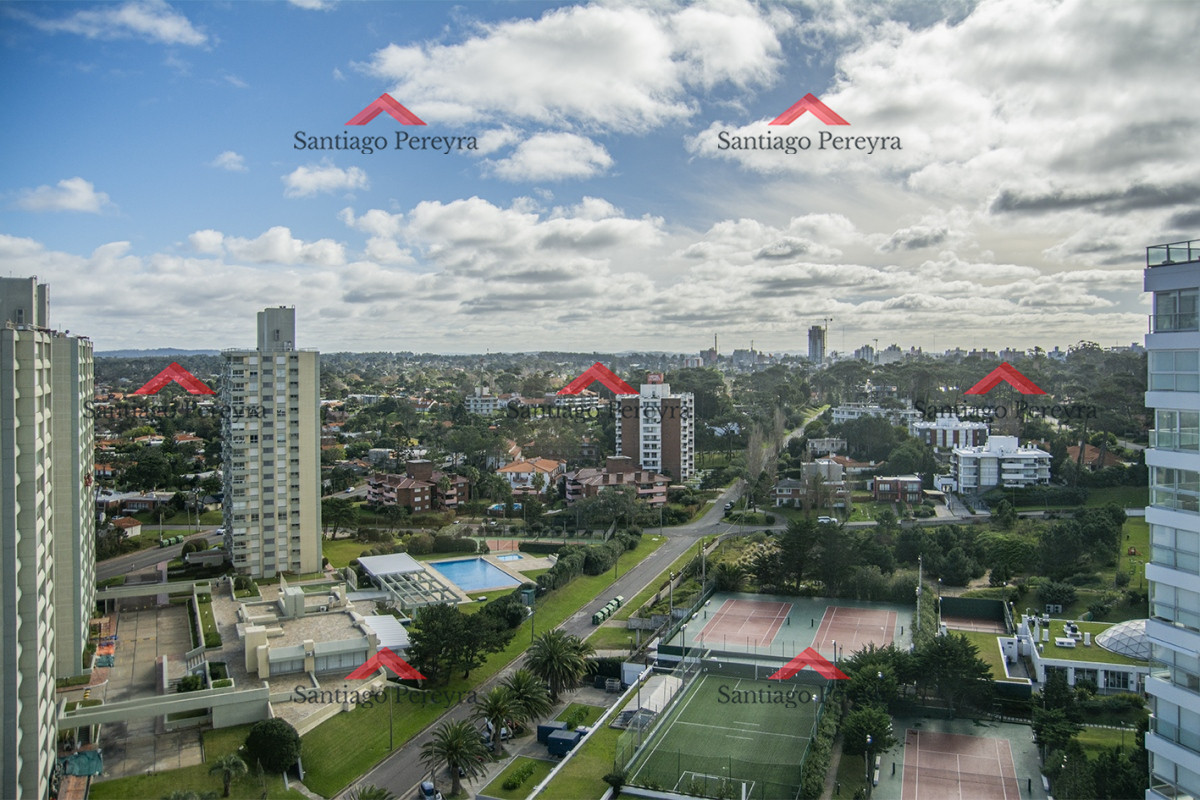 Apartamento ID.14359 - Se vende Hermoso Penthouse frente al mar de 3 dormitorios con barbacoa, Playa Mansa, Punta del Este