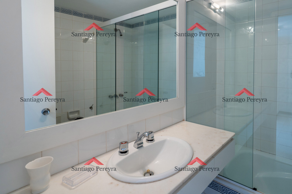 Apartamento ID.16497 - Apartamento en Venta de 3 dormitorios Frente al Mar en Playa Brava , Punta del este 