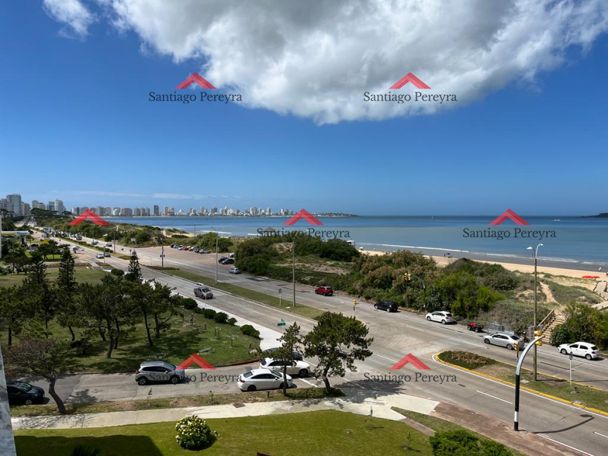 Apartamento ID.15084 - Apartamento de 2 dormitorios con vista frente al mar en edificio Samambai, Playa Mansa , Punta del ese 