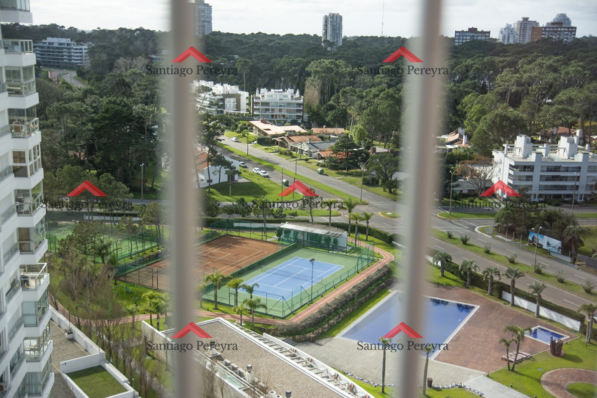 Apartamento ID.14359 - Se vende Hermoso Penthouse frente al mar de 3 dormitorios con barbacoa, Playa Mansa, Punta del Este