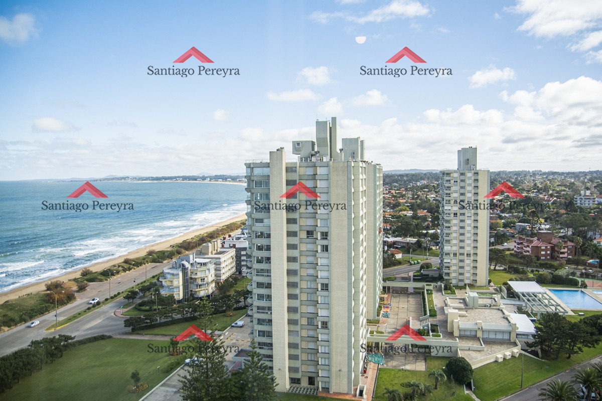 Apartamento ID.14359 - Se vende Hermoso Penthouse frente al mar de 3 dormitorios con barbacoa, Playa Mansa, Punta del Este