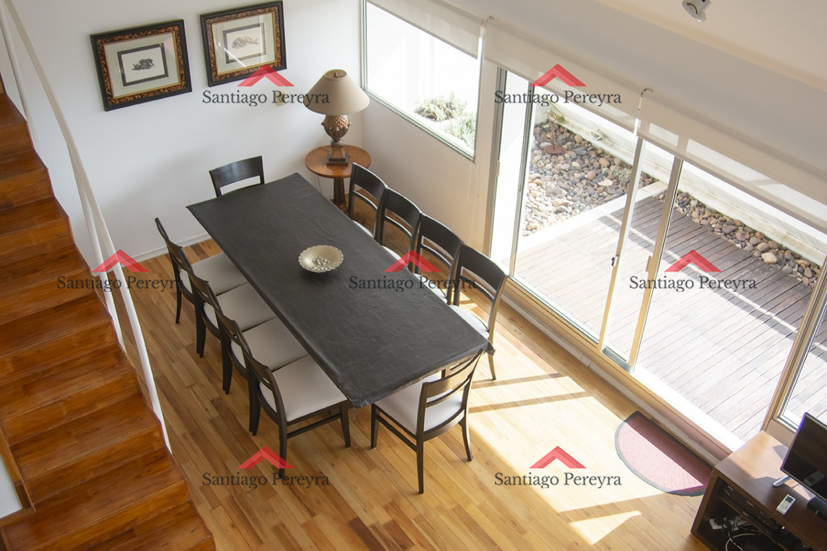 Apartamento ID.16561 - Espectacular Penthouse en venta a pasos del mar. 3 dormitorios + dependencia. Playa Brava.